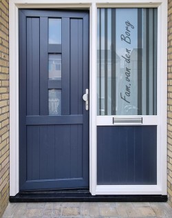 Raamfolie voordeur 6 strepen met naam
